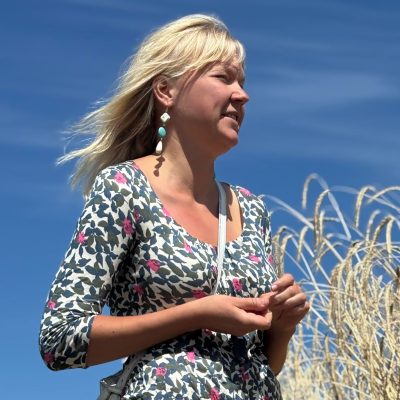 Laura-Valli_In-the-rye-field-square